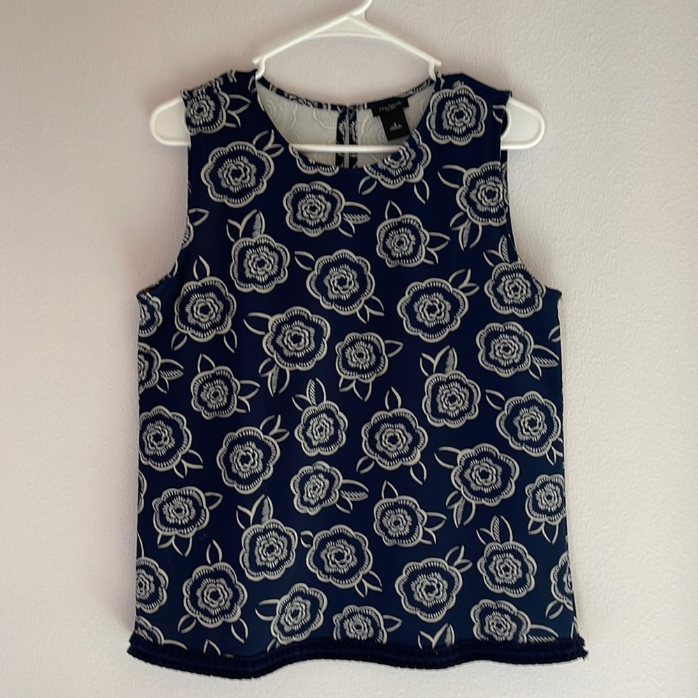 Ann Taylor factory sleeveless navy floral shell. Tassel hem detail. Size S